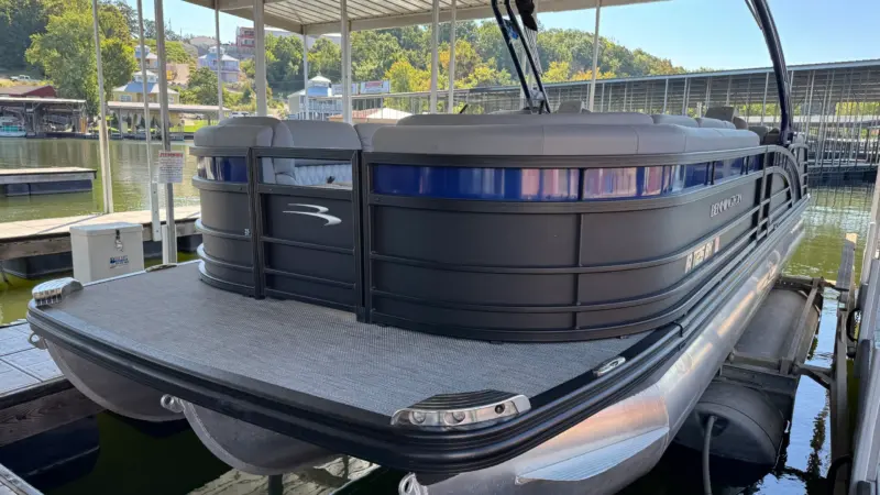 Front three-quarter view of the bow deck of Bennington 25 RFBA boat